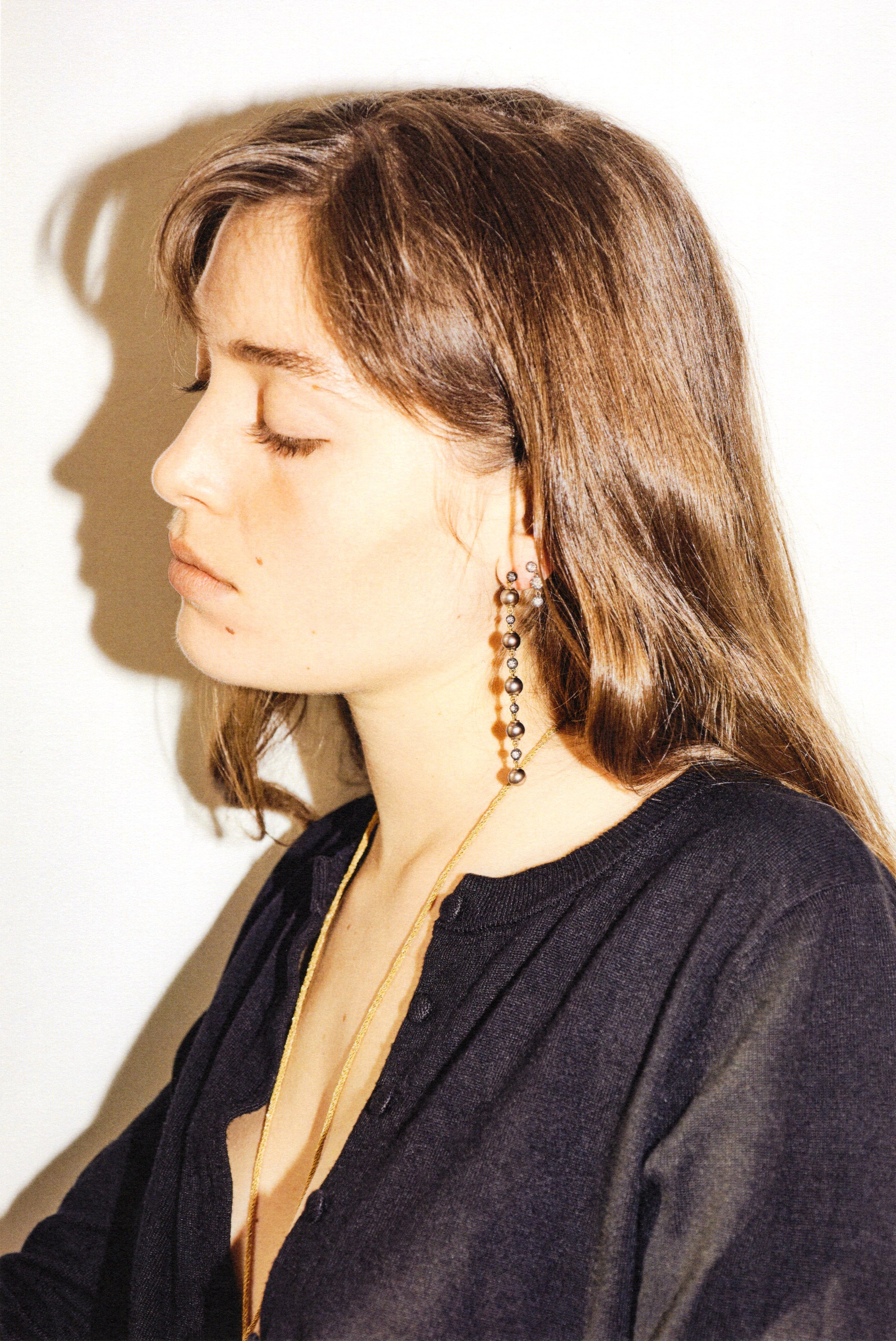 Pendientes largos de perlas marrones
