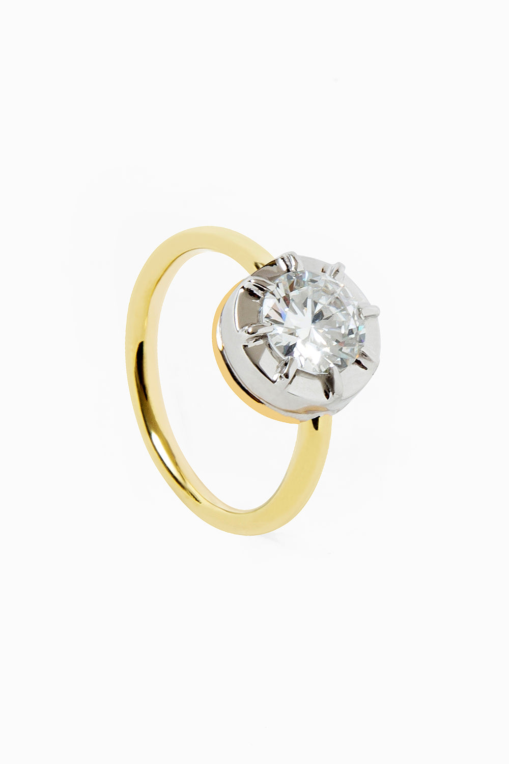 Ring with central diamond