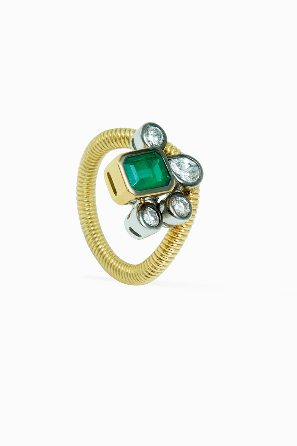 Emerald 4 diamonds ring