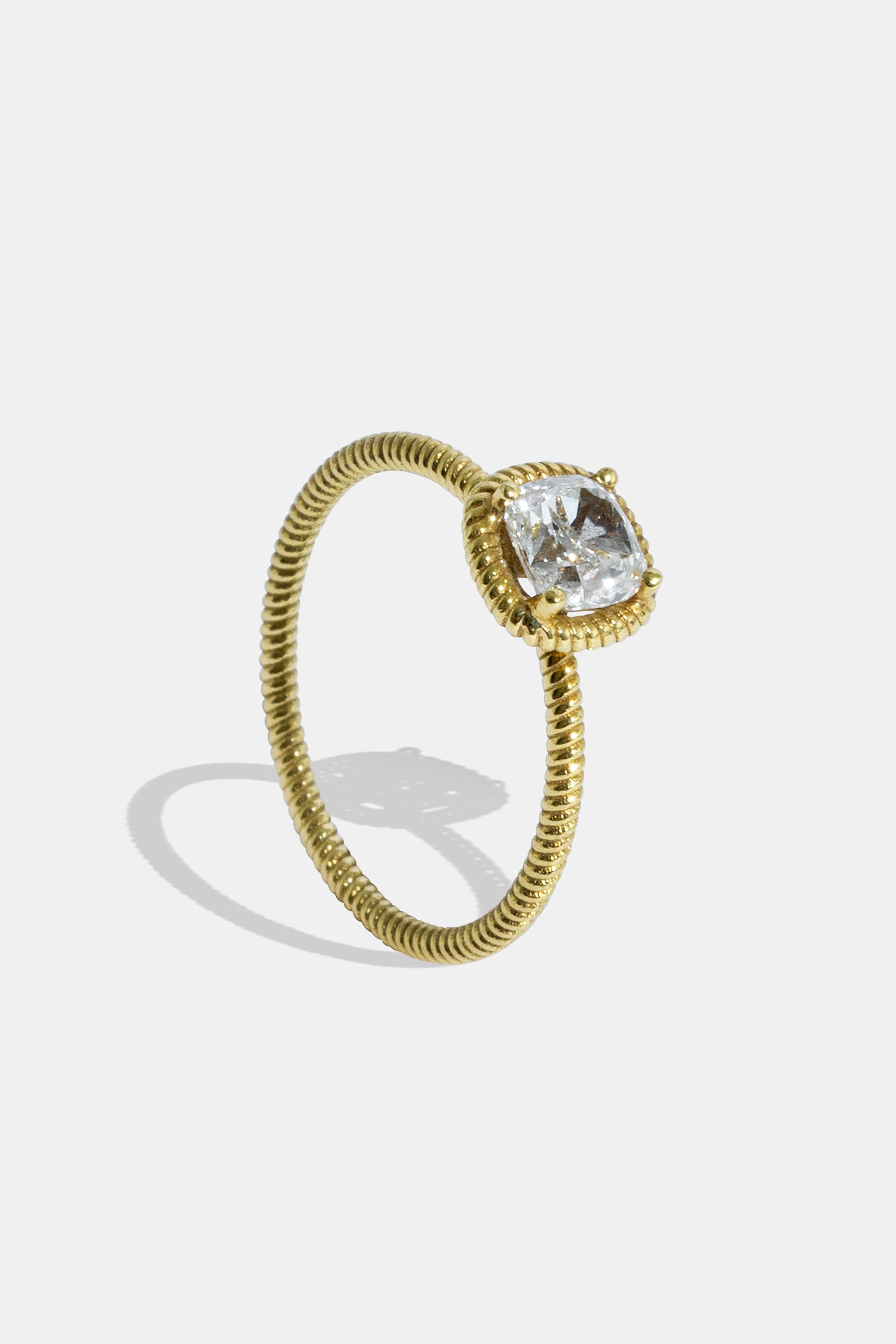 Anillo Mia solitario cushion