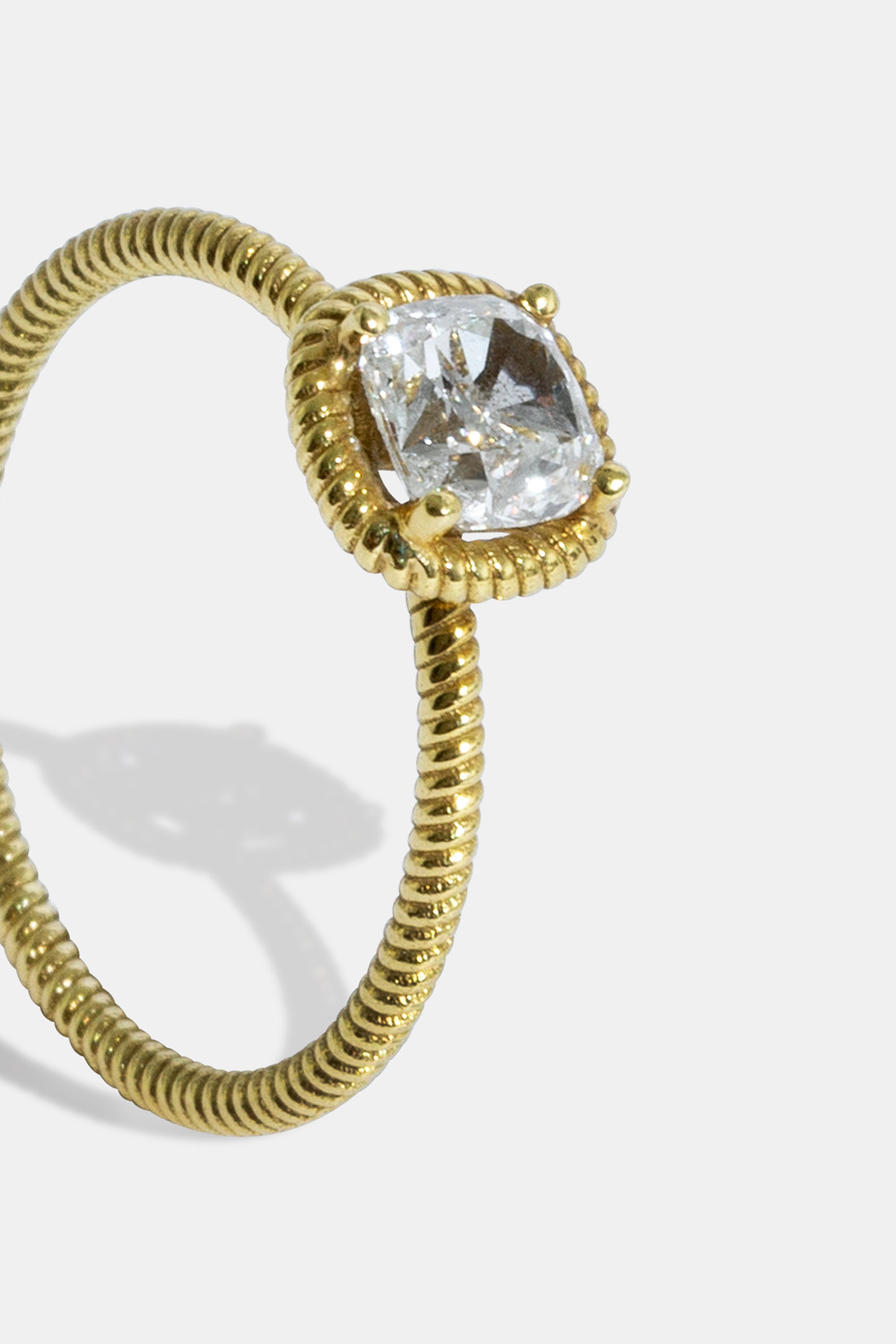 Anillo Mia solitario cushion