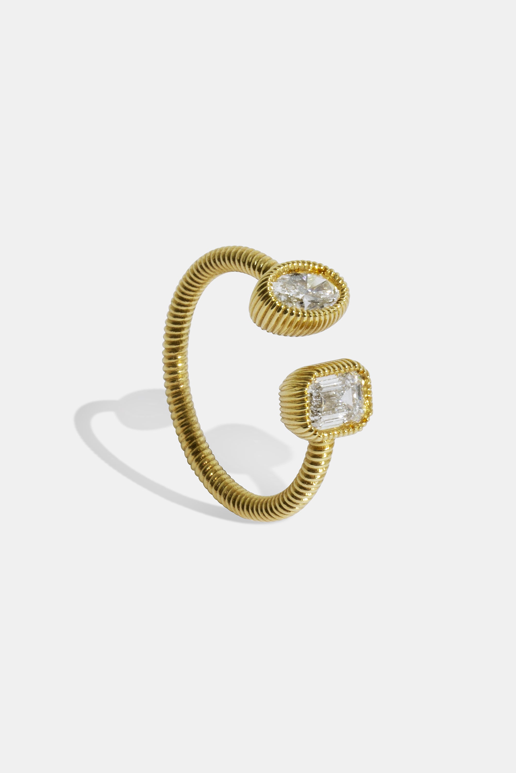 Anillo Cabo ovalado y esmeralda