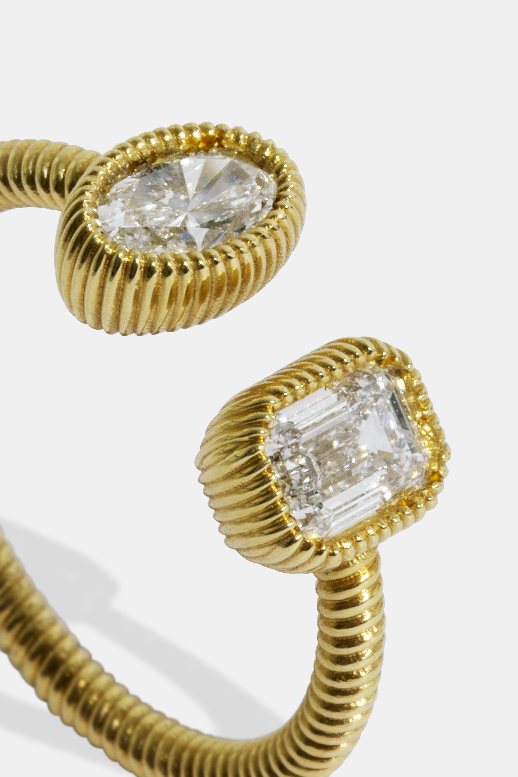 Anillo Cabo ovalado y esmeralda