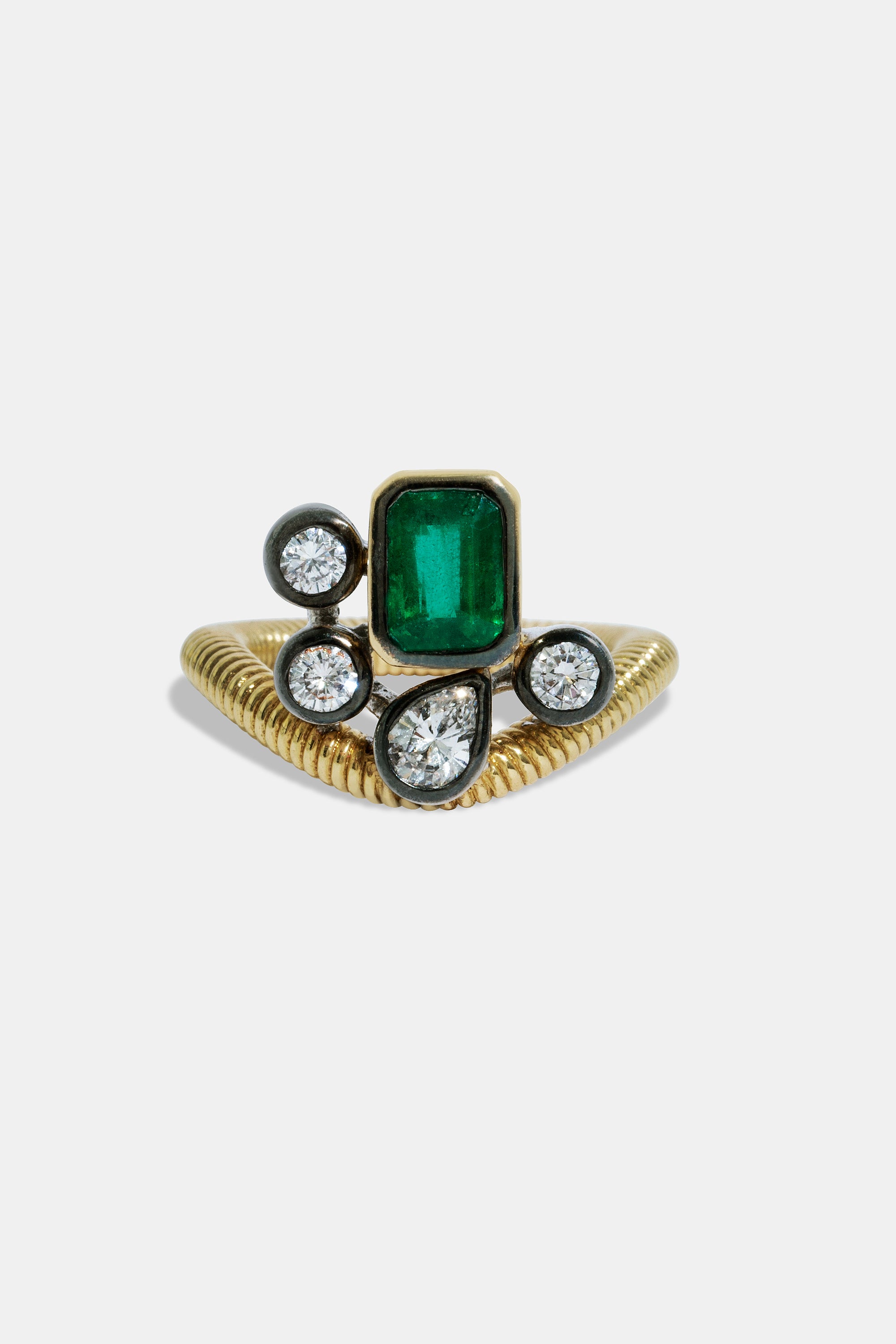 Ola emerald ring with four diamonds