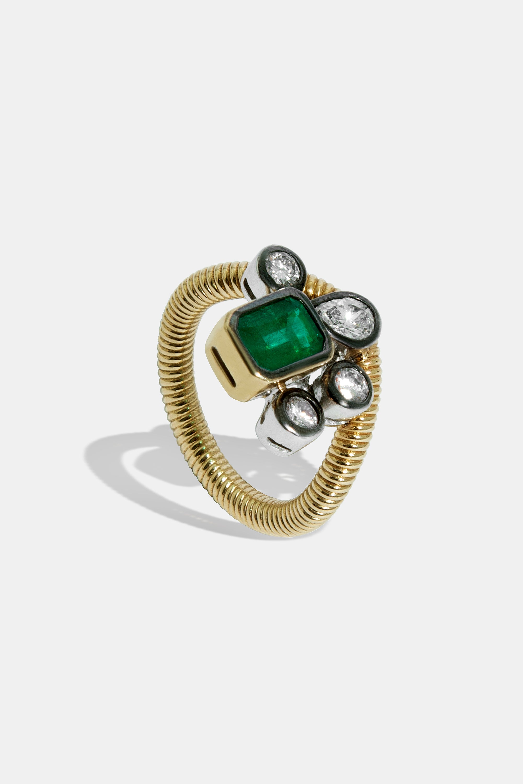 Ola emerald ring with four diamonds