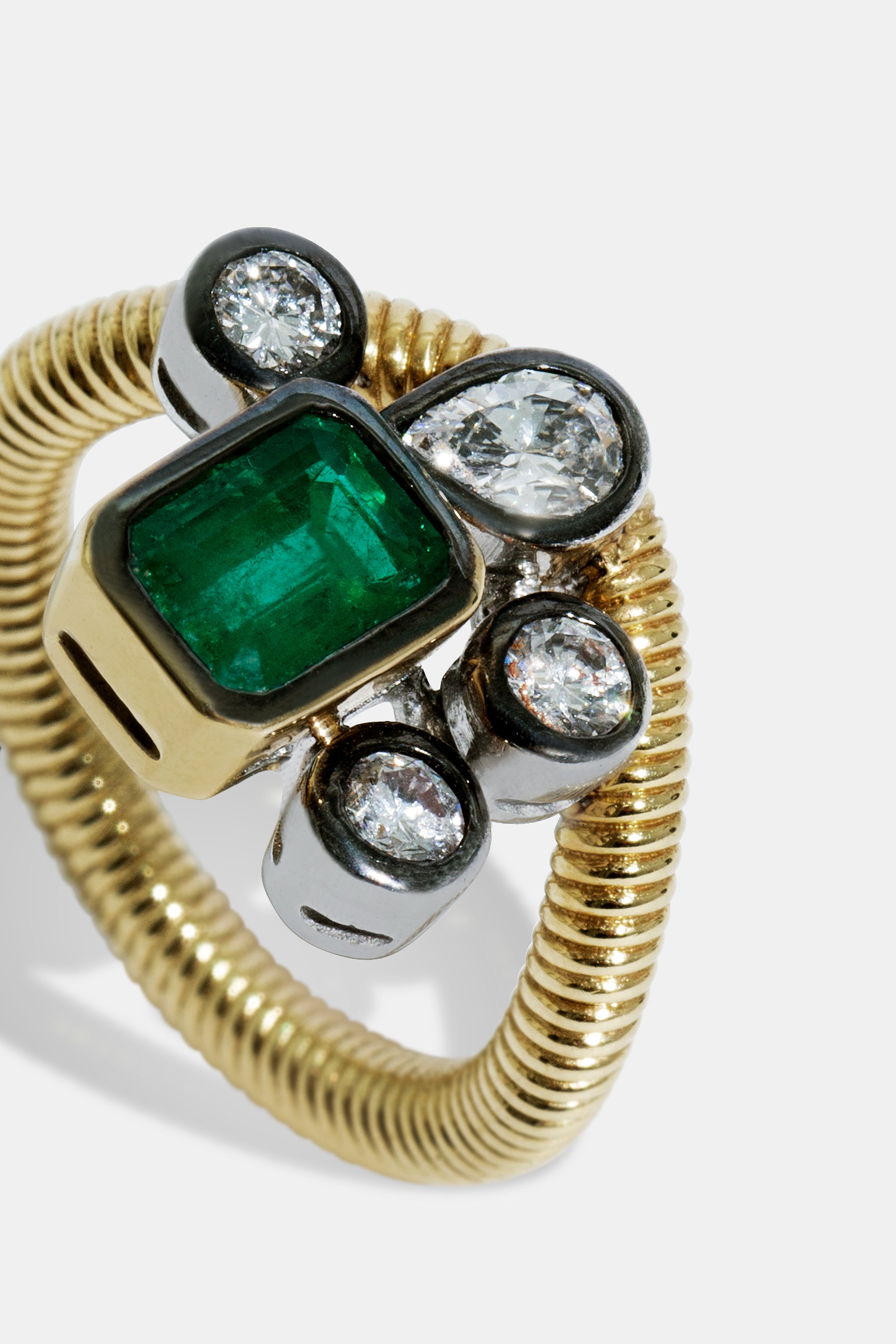 Ola emerald ring with four diamonds