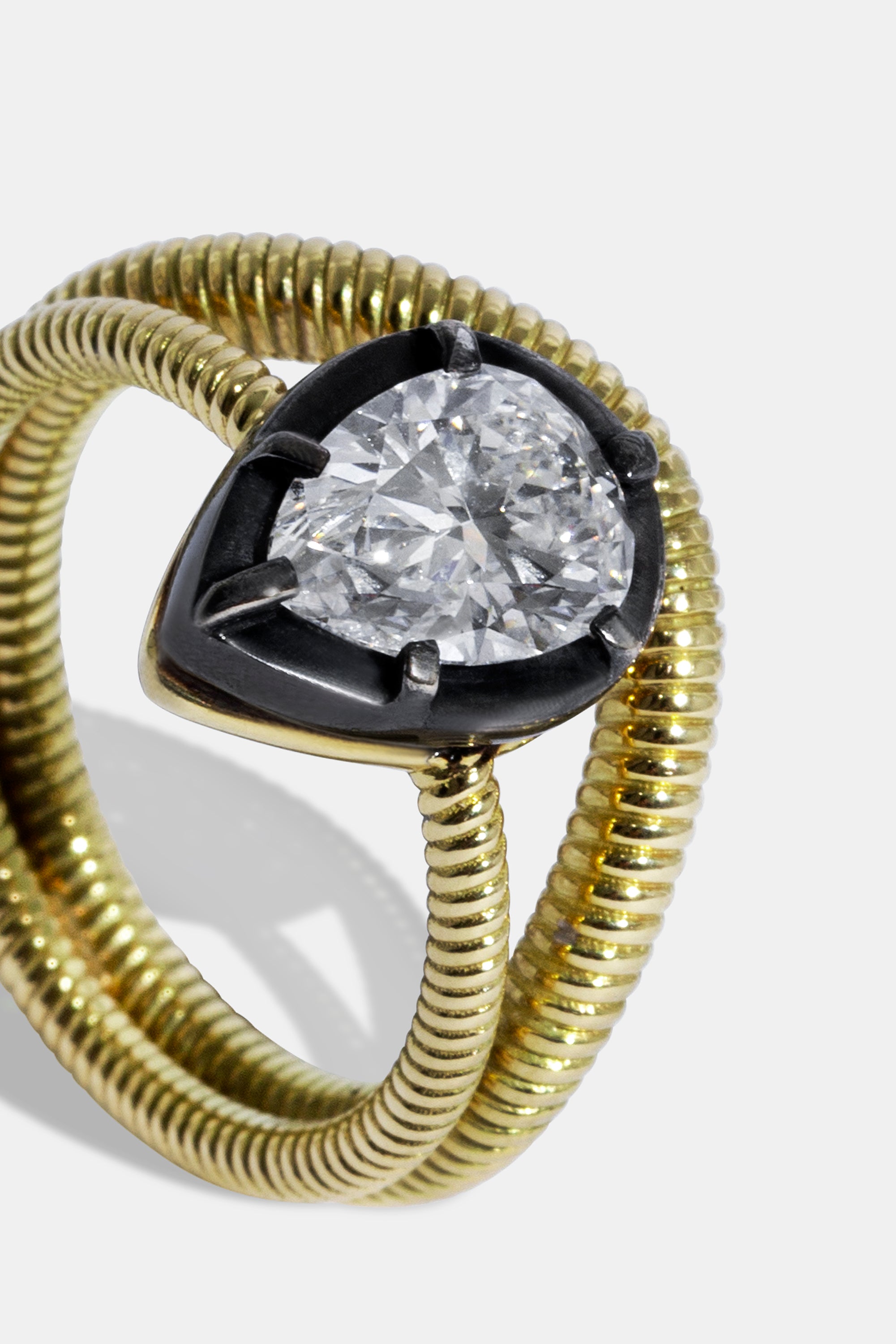 Anillo Cabo Night solitario Pear